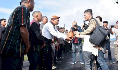 Kedatangan-Kapolres-Manggarai-Bersama-Ketua-Bhayangkari-Cabang-Manggarai-di-Bandara-Udara-Frans-Sales-Lega-Disambut--Forkopimda-Manggarai-Secara-Adat.