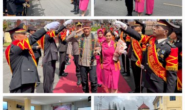 Harmoni-Adat-Manggarai-Warnai-Upacara-penyambutan--Kapolres-Manggarai-,-Tradisi-Tuak-Curu--manuk-kapu-dan-Pedang-Pora-Sambut-AKBP-Levi-Defriansyah