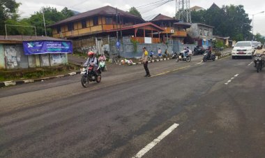 Anggota-Polres-Manggarai-Laksanakan-Pengaturan-Lalu-Lintas-Pagi-di-Titik-Rawan