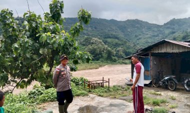 Bhabinkamtibmas-Polsek-Reo-Laksanakan-Patroli-Cuaca-Ekstrem-di-Bantaran-Kali-Wae-Pesi