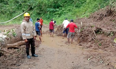 Bhabinkamtibmas-Kecamatan-Cibal-Tinjau-Lokasi-Longsor-di-Lampung-Bea-Leba,-Desa-Nenu