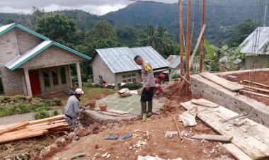 BHABINKAMTIBMAS-KECAMATAN-LELAK-TINJAU-PEMBANGUNAN-RUMAH-BANTUAN-LAYAK-HUNI-DARI-KAPOLDA-NTT
