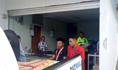 Sat-Lantas-Polres-Manggarai-Bersama-GMNI-Cabang-Ruteng-Salurkan-Bantuan-Logistik-Korban-Bencana-Alam