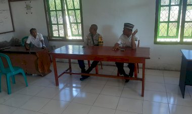 Bhabinkamtibmas-Desa-Paralando-Laksanakan-Patroli-Dialogis-Jaga-Situasi-Kamtibmas-Tetap-Kondusif