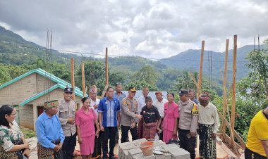 Kapolres-Manggarai-Salurkan-Bantuan-Kapolda-NTT-kepada-Dua-Warga-Kurang-Mampu-di-manggarai.