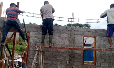 Kepedulian-Kapolda-NTT-Terus-Dipantau,-Bhabinkamtibmas-Hadir-Mengawal-Pembangunan-Rumah-Bapak-Raimundus-Radas