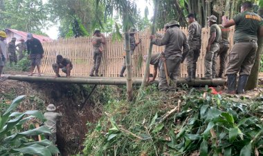 Brimob-Kompi-2-Batalyon-B-Pelopor-,-Manggarai--Polda-NTT,-Bangun-Jembatan-Darurat-Secara-Swadaya-untuk-Warga-Kelurahan-Watu
