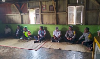 Bhabinkamtibmas-Kecamatan-Ruteng-Dampingi-Pelepasan-Pasung-Pasien-ODGJ-di-Desa-Pong-La’o