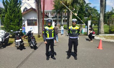 Personel-Polres-Manggarai-Laksanakan-Pengamanan-Ibadah-Minggu,-Wujud-Pelayanan-dan-Jaminan-Keamanan-bagi-Umat