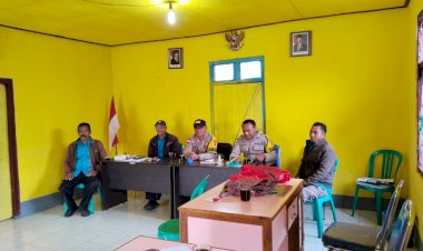 Bhabinkamtibmas-Polres-Manggarai-Laksanakan-Patroli-Dialogis-dan-Sambang-di-Kantor-Desa-Compang-Namut