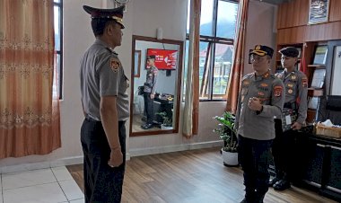 Dedikasi-Tanpa-Batas,-Kapolres-Manggarai-Pimpin-Upacara-Kenaikan-Pangkat-Pengabdian-Kompol-I-Ketut-Kantun