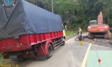 Gerak-Cepat-Bhabinkamtibmas-Polsek-Cibal-Amankan-Perbaikan-Jalan-Amblas-di-Jalur-Rawuk-KM-36