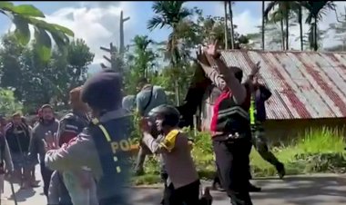 Bhabinkamtibmas-Desa-Bulan-Rela-Berlutut-di-Hadapan-Warga-Demi-Cegah-Pertumpahan-Darah”