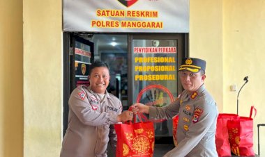 Kapolres-Manggarai-Bagikan-Bingkisan-kepada-Personel-yang-Merayakan-Idul-Fitri-dan-Nyepi