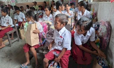 Peduli-Pendidikan-di-Sumba-Timur,-Wakapolda-NTT-Beri-Bantuan-Untuk-Siswa-dan-Sekolah