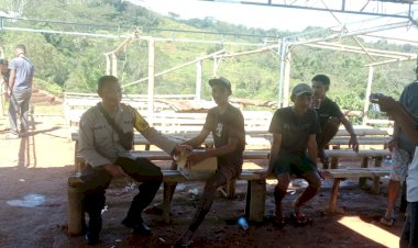 Bhabinkamtibmas-Wae-Ri’i-Sambangi-Warga,-Ajak-Jaga-Kamtibmas-Saat-Kerja-Bakti