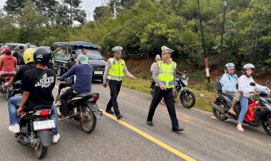 Respons-Cepat-unit-Patwal-Sat-Lantas-Polres-Manggarai-Urai-Kemacetan-di-Jalur-Labuan-Bajo–Ruteng