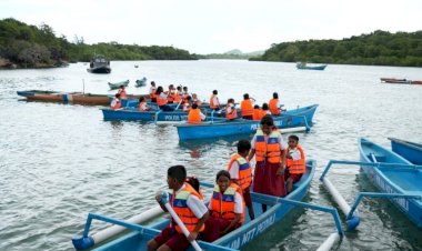 Kapolda-NTT-Serahkan-Perahu-dan-Sembako-untuk-Anak-Pesisir-di-Landu