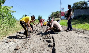 Polsek-Satarmese-Bersama-TNI-dan-Masyarakat-Gelar-Kerja-Bakti-Perbaikan-Jalan-di-Desa-Iteng