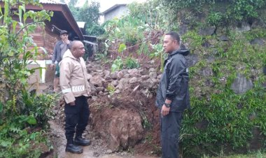 BHABINKAMTIBMAS-POLRES-MANGGARAI-GERAK-CEPAT-TANGANI-LONGSOR-DI-KELURAHAN-TENDA,-WARGA-DIMINTA-TINGKATKAN-KEWASPADAAN