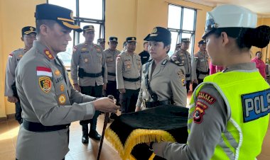 Kapolres-Manggarai-Pimpin-Upacara-Penyerahan-Jabatan-Kasat-Lantas