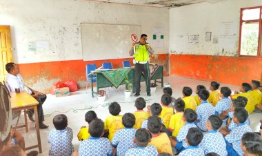 SAT-LANTAS-POLRES-MANGGARAI-GELAR-POLISI-SAHABAT-ANAK,-TANAMKAN-KESADARAN-TERTIB-LALU-LINTAS-SEJAK-DINI-DI-SDI-BARANG