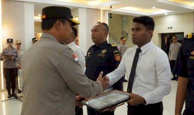 *Berhasil-Ungkap-Kasus-11-Juta-Rokok-Ilegal-di-Perbatasan,-Kapolda-NTT-Beri-Penghargaan-kepada-Personel-Polri-dan-Bea-Cukai*