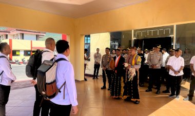 Tradisi-Adat-Kepok,-Tuak-Curu,-dan-Manuk-Kapu-Sambut-Tim-Audit-Kinerja-Itwasda-Polda-NTT-di-Polres-Manggarai