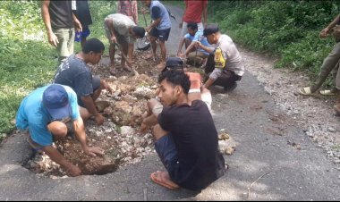BHABINKAMTIBMAS-REOK-BARAT-BERSAMA-WARGA-GELAR-KERJA-BHAKTI-TAMBAL-JALAN-DI-KAMPUNG-RUMUNG