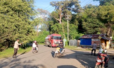 POLSEK-REO-POLRES-MANGGARAI-INTENSIFKAN-PENGATURAN-LALU-LINTAS-DEMI-MENJAGA-KENYAMANAN-DAN-KESELAMATAN-MASYARAKAT-REO-MAUPUN-PENGGUNA-JALAN-DARI-LUAR-DAERAH