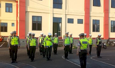 SATLANTAS-POLRES-MANGGARAI-LAKSANAKAN-PENGATURAN-ARUS-LALU-LINTAS-DAN-BANTU-PENYEBERANGAN-PELAJAR-DI-WILAYAH-HUKUM-POLRES-MANGGARAI