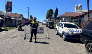Satlantas-Polres-Manggarai-Hadir-Berikan-Rasa-Aman,-Pengamanan-dan-Pengaturan-Lalu-Lintas-Sholat-Jumat-di-Masjid-Baiturahman-Kumba-Berjalan-Lancar
