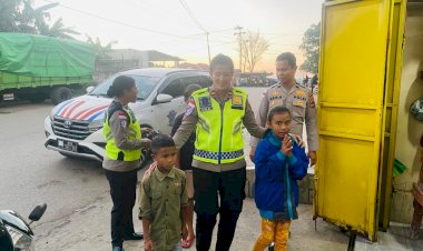 Viral-Tiga-Siswa-Berjalan-dengan-Sandal-Lusuh,-Respons-Cepat-Kapolda-NTT-dan-Polres-TTS-Hadirkan-Senyum-Baru-bagi-Anak-Anak-Oelbubuk