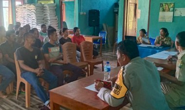 HUTAN-ADALAH-PARU-PARU-DUNIA,-BHABINKAMTIBMAS-DESA-WATU-BAUR-EDUKASI-MASYARAKAT-CEGAH-KARHUTLA