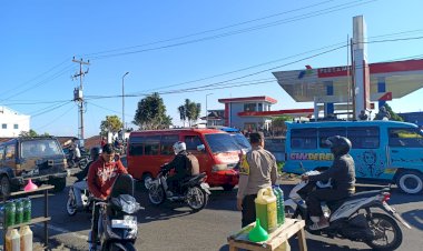 BHABINKAMTIMAS-KELURAHAN-CAREP-SIGAP-ATUR-ARUS-LALU-LINTAS,-KEMACETAN-DI-DEPAN-SPBU-CAREP-BERHASIL-DIURAI