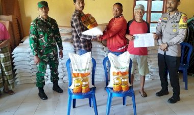 Pastikan-Bantuan-Tepat-Sasaran,-Bhabinkamtibmas-Desa-Papang-Kawal-Ketat-Penyaluran-Beras-dan-Minyak-Goreng