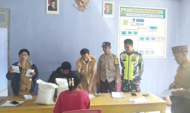 Bhabinkamtibmas-Polres-Manggarai-Bersama-Babinsa-Kawal-Pendistribusian-Bantuan-Pangan-di-Desa-Bangka-Ajang