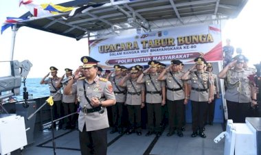 Peringati-Hari-Bhayangkara-ke-80,-Kapolda-NTT-Pimpin-Upacara-Tabur-Bunga-di-Perairan-Bolok-Kupang*