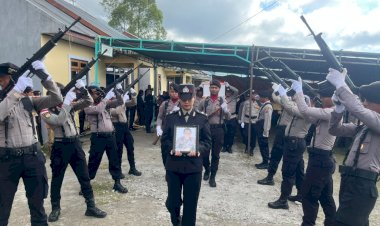 POLRES-MANGGARAI-LEPAS-ANGGOTA-TERBAIK-DENGAN-UPACARA-PEMAKAMAN-SECARA-DINAS-KEPOLISIAN,-WUJUD-PENGHORMATAN-TERAKHIR-KEPADA-ALMARHUM-AIPDA-HENDRIKUS-TASWAN