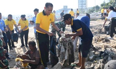 Apel-Akbar-Bersih-Pantai-Warnai-Peringatan-HUT-Bhayangkara-ke-80,-Polda-NTT-Ajak-Masyarakat-Jaga-Kelestarian-Lingkungan