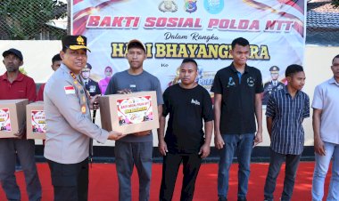 Kapolda-NTT-Bagikan-100-Paket-Sembako,-Wujud-Kepedulian-Polri-kepada-Masyarakat-di-HUT-Bhayangkara-ke-80*