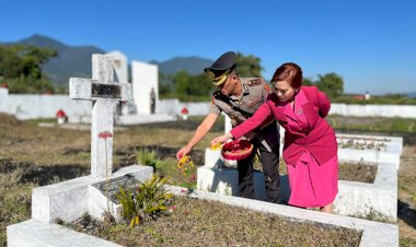 Kapolres-Manggarai-Pimpin-Upacara-Ziarah-Rombongan-dan-Tabur-Bunga-di-TMP-Lalong-Tanah-Karot-dalam-Rangka-HUT-Bhayangkara-Ke-80