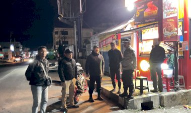Patroli-Malam-Personel-Piket-Polres-Manggarai-Pastikan-Aktivitas-Masyarakat-di-Kota-Ruteng-Berjalan-Aman,-Tertib,-dan-Kondusif