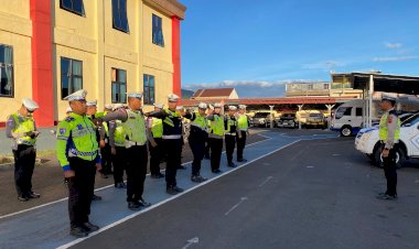 Personel-Polres-Manggarai-Laksanakan-Pengaturan-Arus-Lalu-Lintas-di-Pagi-Hari,-Wujudkan-Pelayanan-Prima-bagi-Masyarakat
