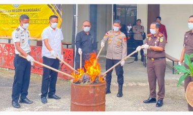 PERKUAT-SINERGITAS--DAN-KOLABORASI--KAPOLRES-MANGGARAI-HADIRI-PEMUSNAHAN-BARANG-BUKTI-DI-KEJAKSAAN-NEGERI-MANGGARAI