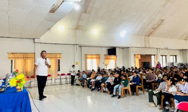 Jaga-Generasi-Muda-Bebas-Narkoba,-Satresnarkoba-Polres-Manggarai-Edukasi-351-Siswa-Baru-SMP-Negeri-1-Langke-Rembong-pada-Kegiatan-MPLS