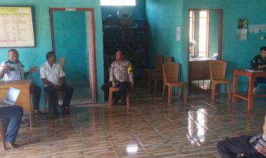 BHABINKAMTIBMAS-POLSEK-REO-PERKUAT-SINERGI-DENGAN-APARAT-DESA-WATU-BAUR-DALAM-MENJAGA-KAMTIBMAS-DAN-PERSIAPAN-HUT-RI-KE-81