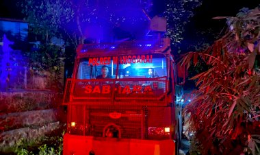 Personel-Polres-Manggarai-Sigap-Bantu-Padamkan-Kebakaran-Rumah-Warga-di-Rangkat