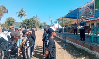 SEMANGATKAN-HUT-RI-KE-81,-KAPOLSEK-REO-IPDA-JOKO-SUGIARTO-MOTIVASI-DAN-LATIH-CALON-PASKIBRAKA-TINGKAT-KECAMATAN