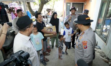 Kapolda-NTT-Tinjau-Rumah-Warga-Terdampak-Gempa,-Salurkan-Bantuan-Sosial*